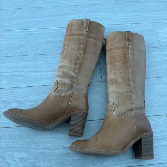 Elegant Tan Heeled Boots with Sleek Design - Picture 4 of 8
